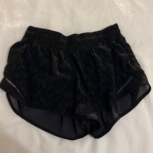 Lululemon Hotty Hot Low-Rise Lined Short 2.5”